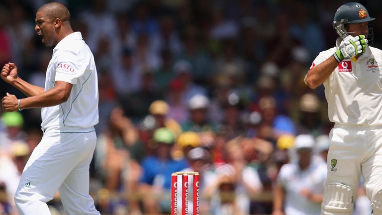 Vernon Philander celebrates wicket of Ricky Ponting in Perth
