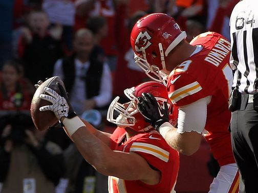 Chiefs' Peyton Hillis celebrates his TD