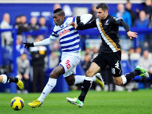 Djibril Cisse and Aaron Hughes battle for the ball