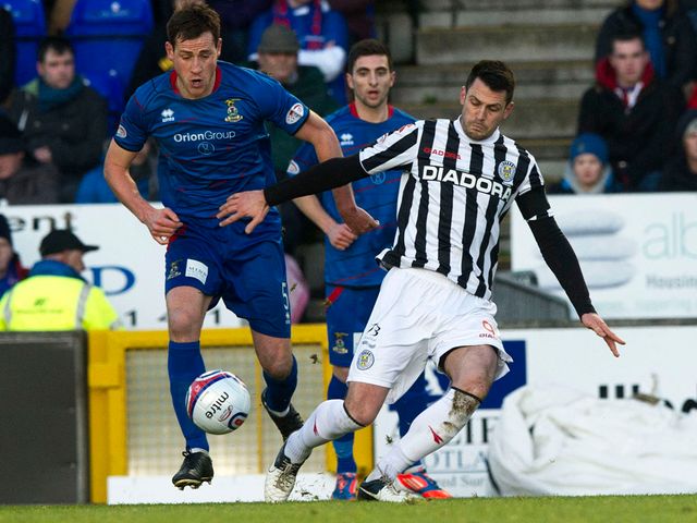 Gary Warren and Steven Thompson battle for the ball