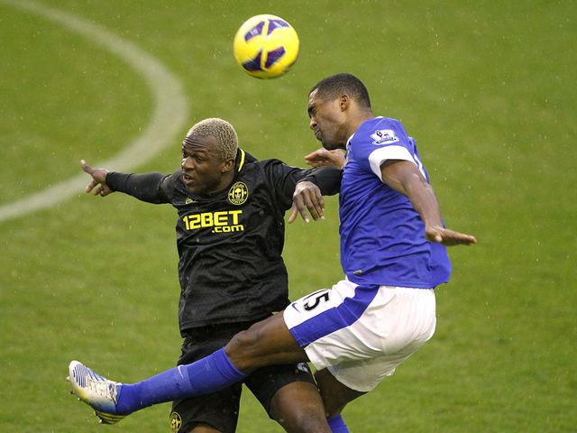 Arouna Kone and Sylvain Distin go for a high ball