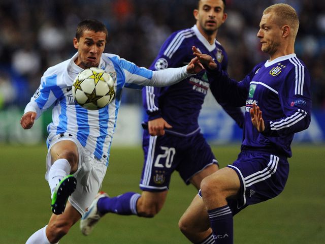 Sebastian Fernandez tries to get past Olivier Deschacht