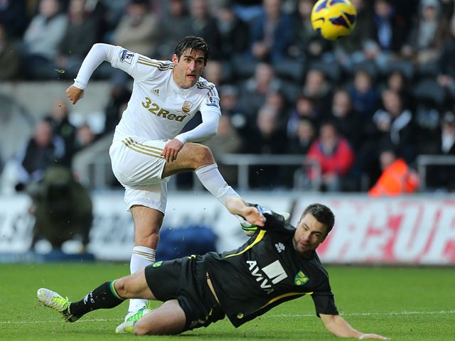 Russell Martin tries to block Danny Graham's shot