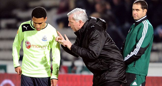 Alan Pardew gives instructions to Sylvain Marveaux during Newcastle's defeat in Bordeaux