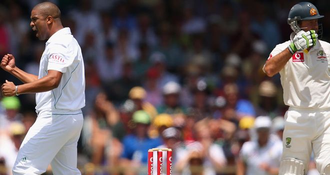 Vernon Philander celebrates wicket of Ricky Ponting in Perth