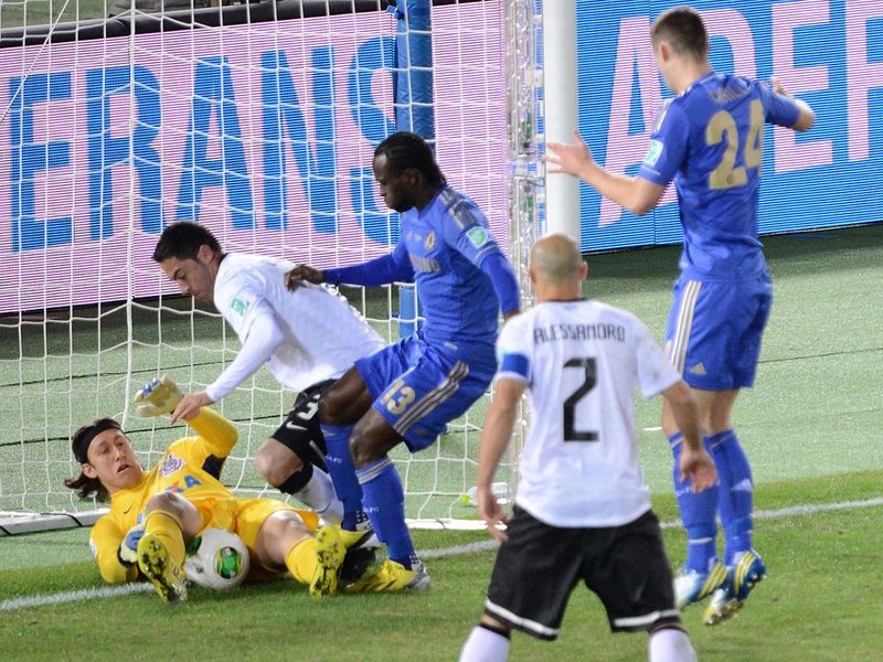 Corinthians keeper Cassio managed to secure possession under heavy pressure from Victor Moses