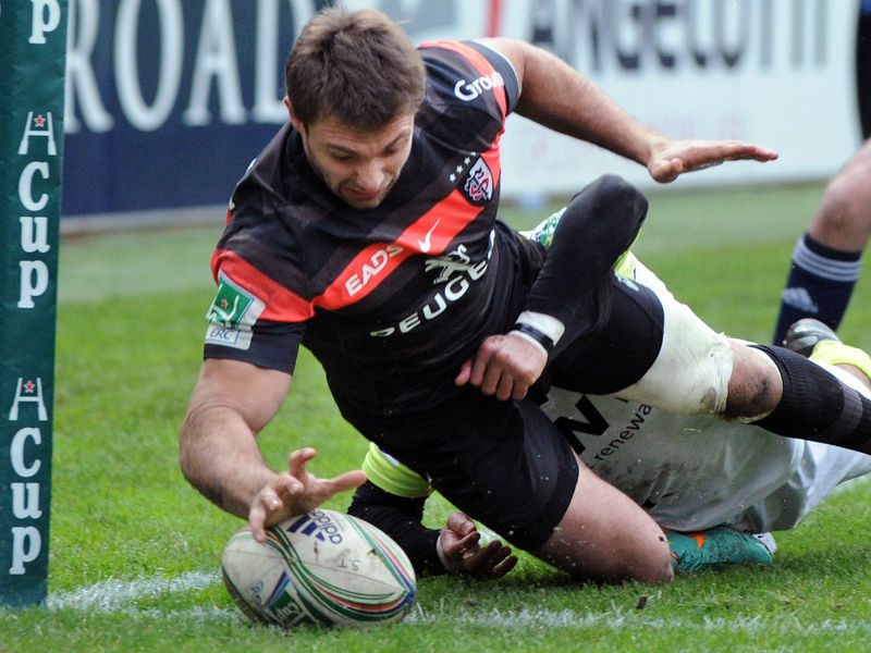 Vincent Clerc scored one of Toulouse's five tries in their 30-14 triumph over the Ospreys...