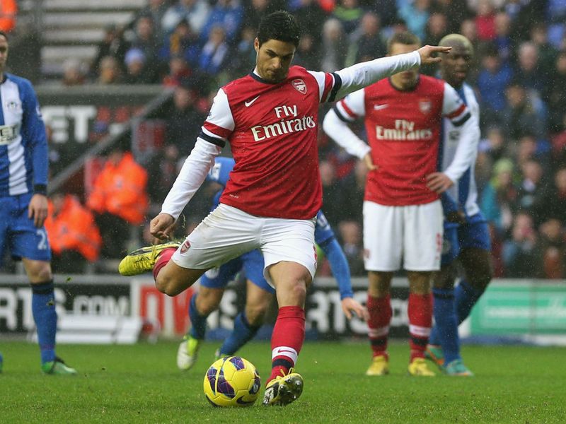 Mikel Arteta makes no mistake from the spot and Arsenal lead 1-0.