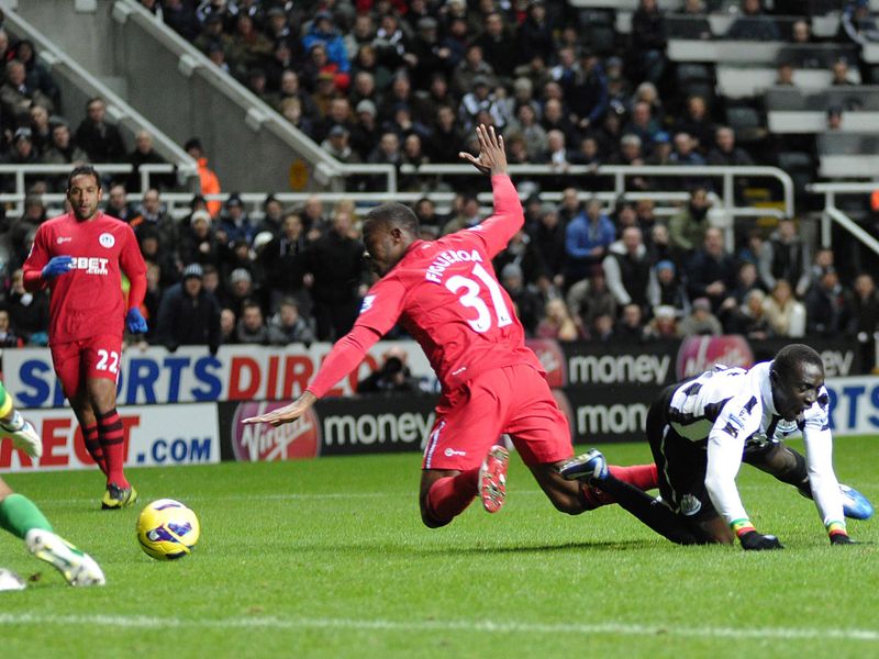 Maynor Figueroa was given a red card for this foul on Papiss Cisse and Newcastle got an early penalty.