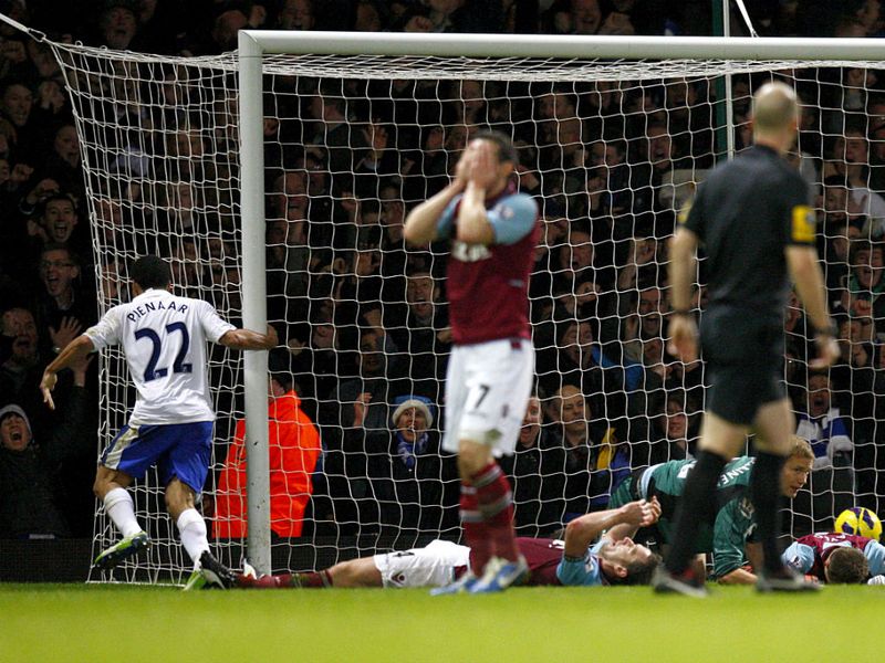 Steven Pienaar manages to bundle the ball over the line to put the visitors 2-1 up against ten men.