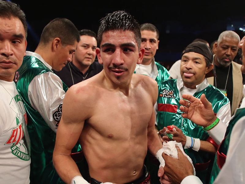 Leo Santa Cruz defended his IBF bantamweight title with a points victory over Alberto Guevara