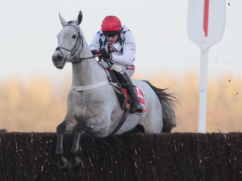 Simonsig makes a sparkling start to his career over fences in the novice chase