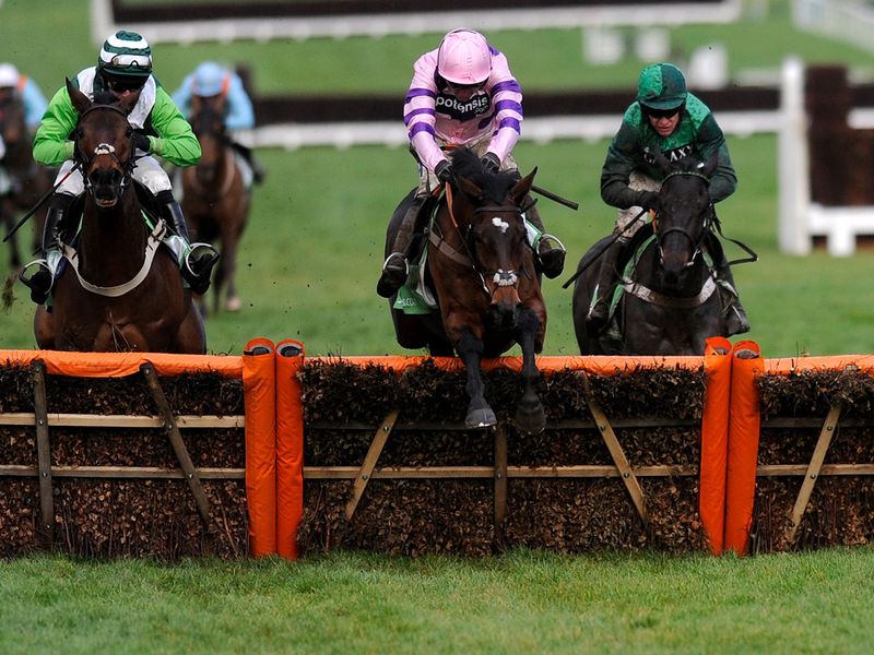 Zarkandar holds off the threat of Grandouet (right) and Rock On Ruby (left)