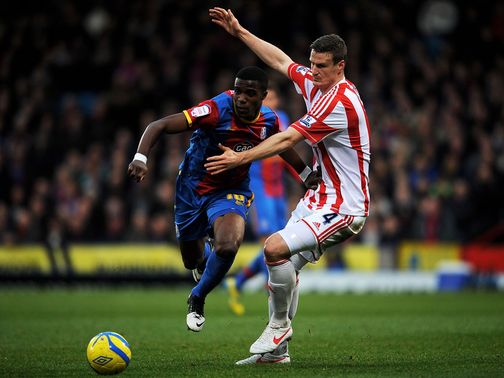 Wilfried Zaha competes with Robert Huth