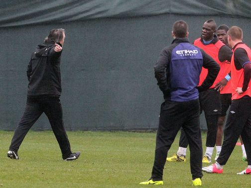 Mancini marches towards Balotelli&nbsp;