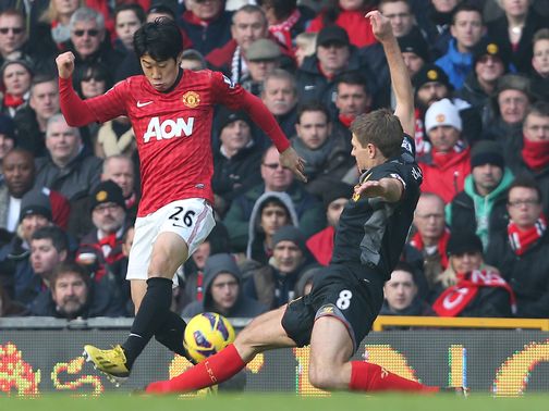 Steven Gerrard tackles Shinji Kagawa&nbsp;