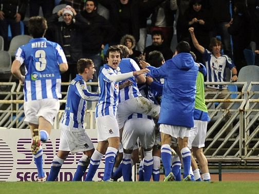 Real Sociedad celebrate their late winner against Barcelona.&nbsp;