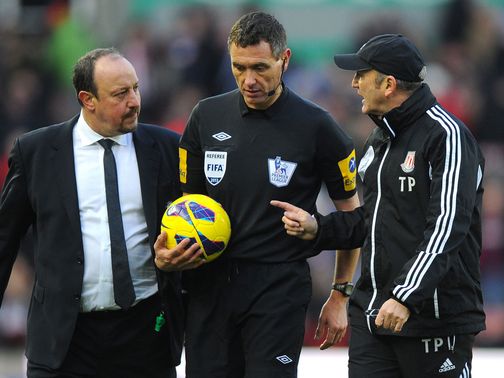 Benitez and Pulis are involved in a heated discussion at half-time&nbsp;