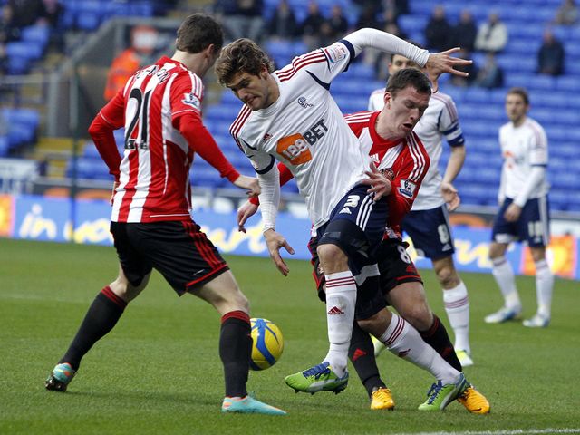 Marcos Alonso and Craig Gardner battle for the ball