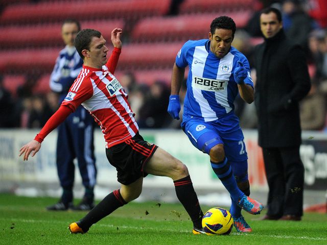 Craig Gardner tries to stop Jean Beausejour