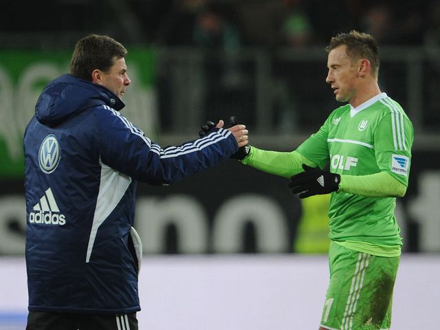 Dieter Hecking celebrates the victory with Ivica Olic