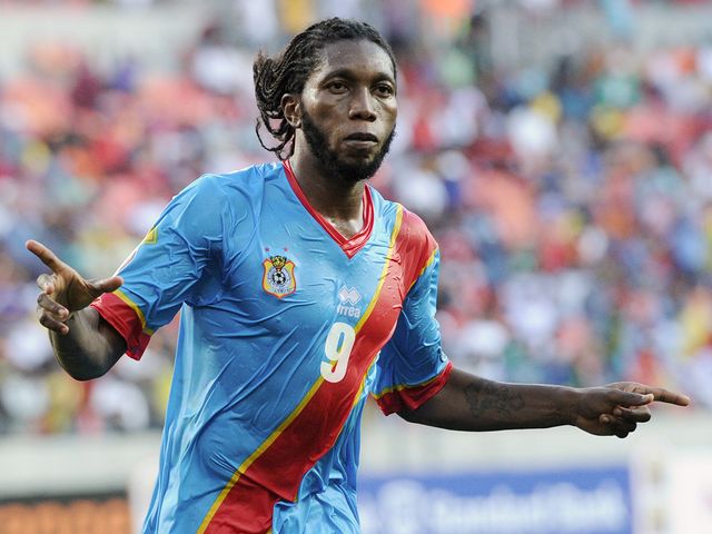 Dieumerci Mbokani celebrates his goal