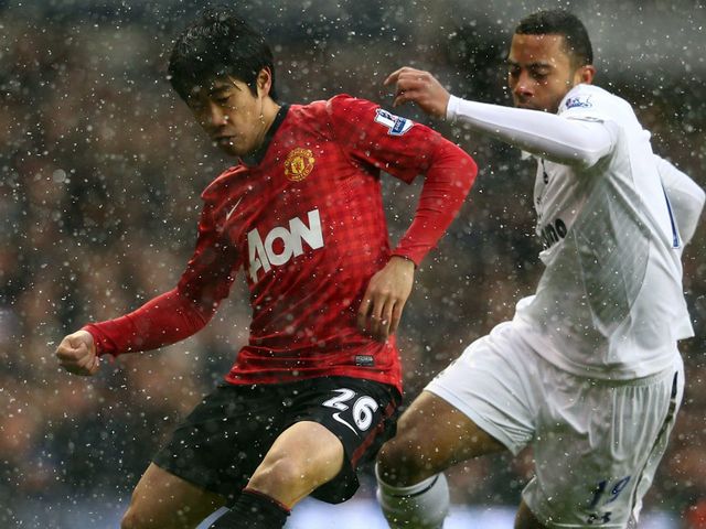Shinji Kagawa vies with Mousa Dembele