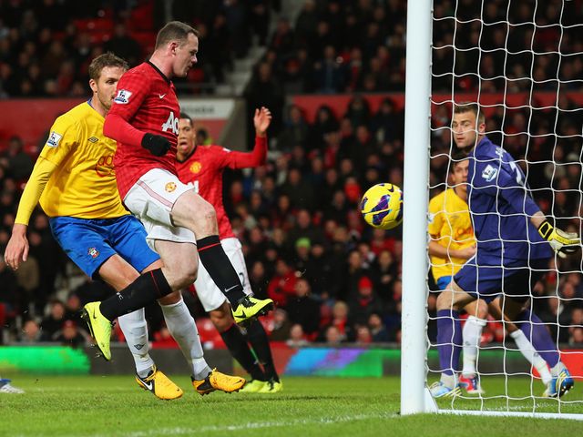 Wayne Rooney scores his second to put United 2-1 up