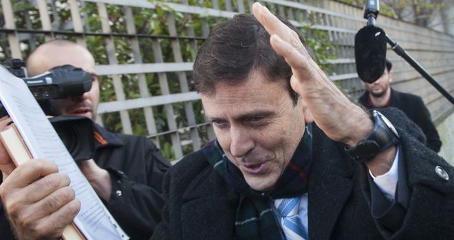 Eufemiano Fuentes: Was mobbed by photographers on his way to the trial