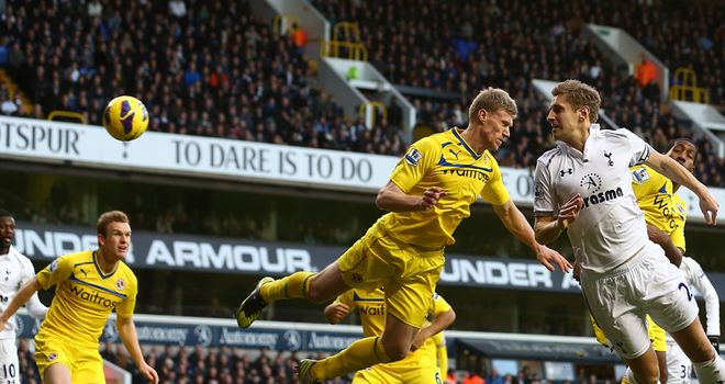Michael Dawson beats Pavel Pogrebnyak to the ball