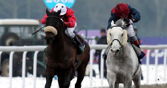 Spifer (right) wins at Kempton on Saturday