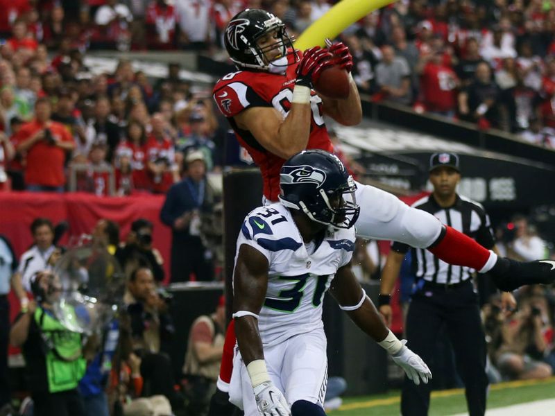 Tony Gonzalez grabs a TD at the back of the end zone