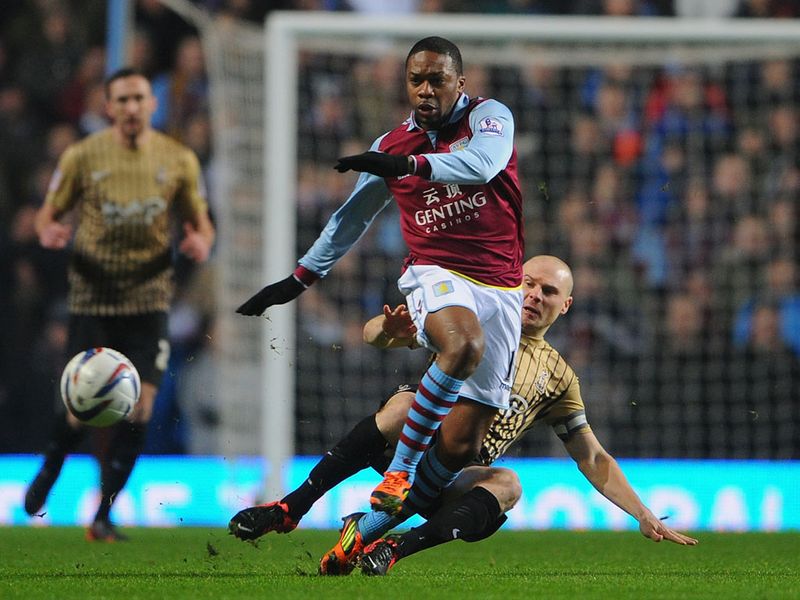 Charles N'Zogbia and Gary Jones battle for the ball in the early stages