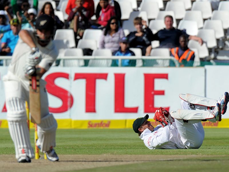 Daniel Flynn was caught behind by AB de Villiers wit the score on 155/4. They were 169/4 at stumps.