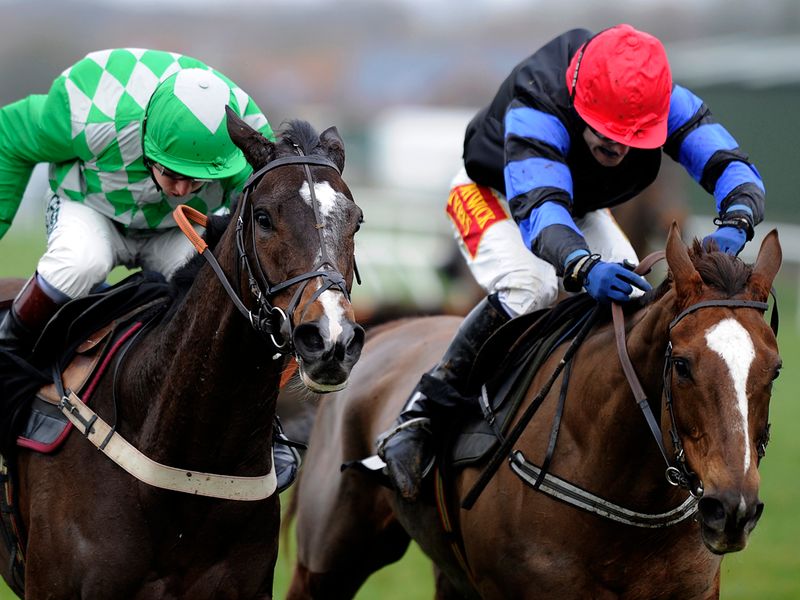 De Blacksmith (left) edges out Shuh Shuh Gah in a thrilling novice hurdle