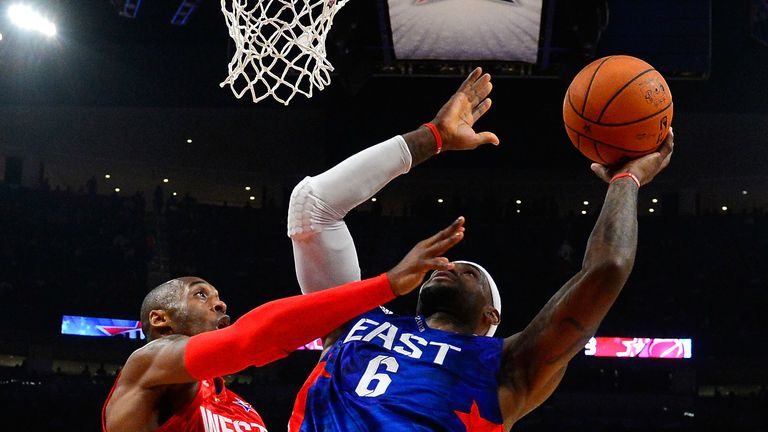 Kobe Bryant attempts to deny LeBron James in 2015