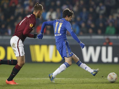 Oscar scores the winning goal for Chelsea in Prague