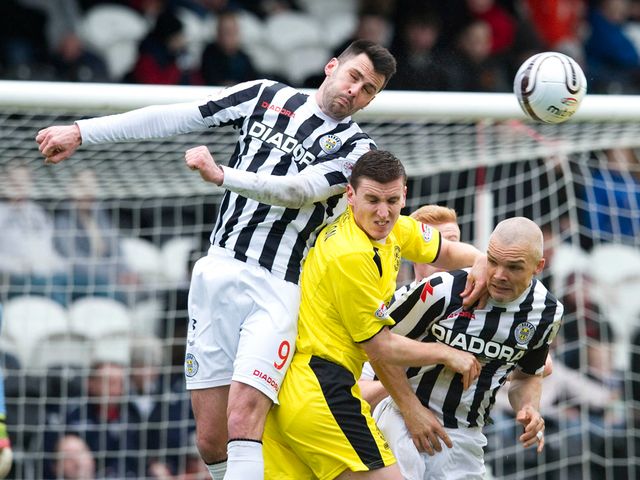 Steven Thompson wins a header.