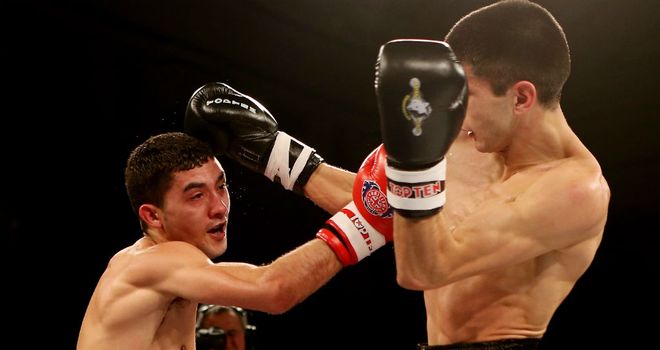Andrew Selby (l) en route to victory over Meirbolat Toitov