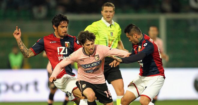 Diego Fabbrini takes on Juan Manuel Vargas