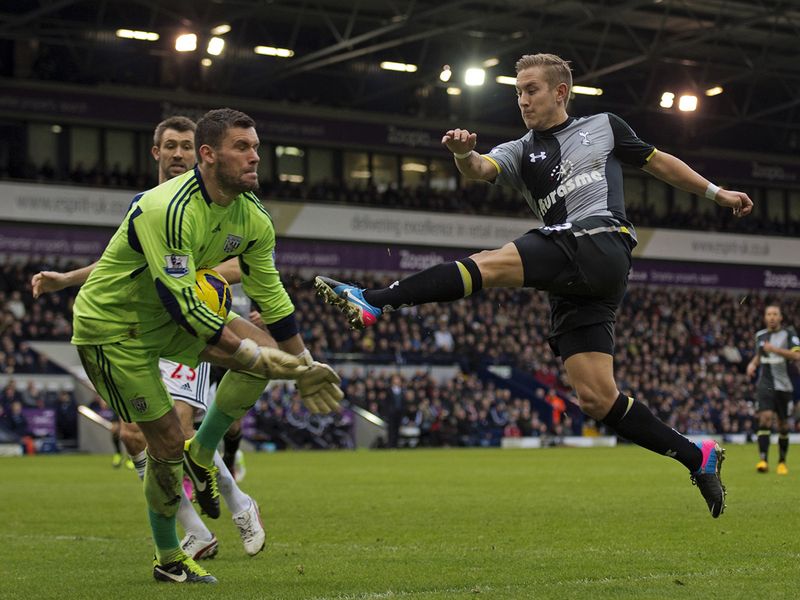 Lewis Holtby looked to impress after replacing Defoe.