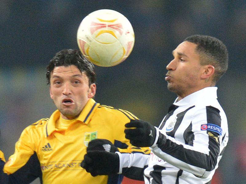 Edmar of Metalist goes head-to-head with Newcastle's Sylvain Marveaux, with the first-leg score locked at 0-0.
