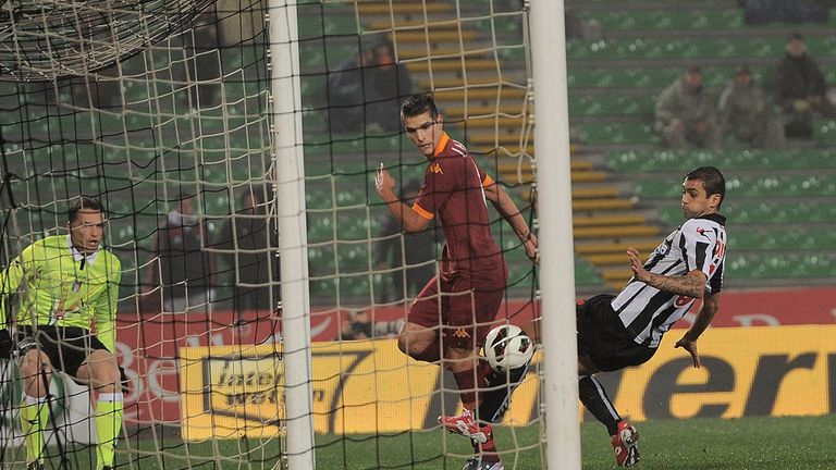 Erik Lamela scores for Roma.