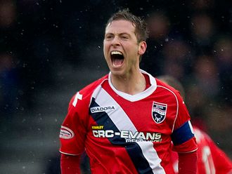 Paul Lawson: Completes Motherwell move