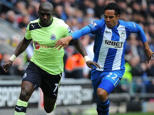 Moussa Sissoko and Jean Beausejour battle for the ball