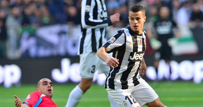 Sergio Almiron tries to stop Sebastian Giovinco.