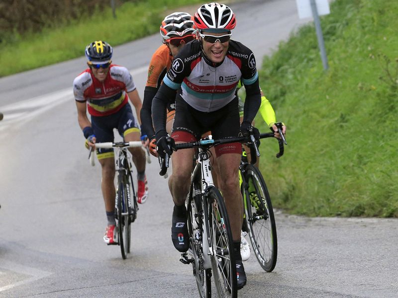 Behind the remaining contenders, including Chris Horner, scrambled to try and set up a chase