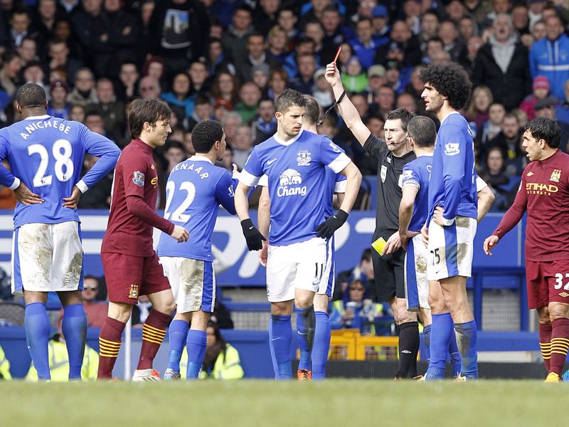 Everton are forced to dig even deeper in the second half after Steven Pienaar is sent off
