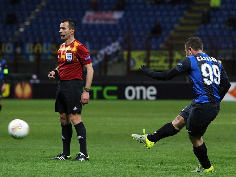 Cassano's deflected free kick finds the net to incredibly bring Inter back to 3-3 on aggregate