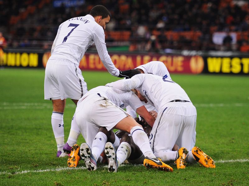 Adebayor turns the tie on its head with a vital away goal to put Spurs 4-3 up